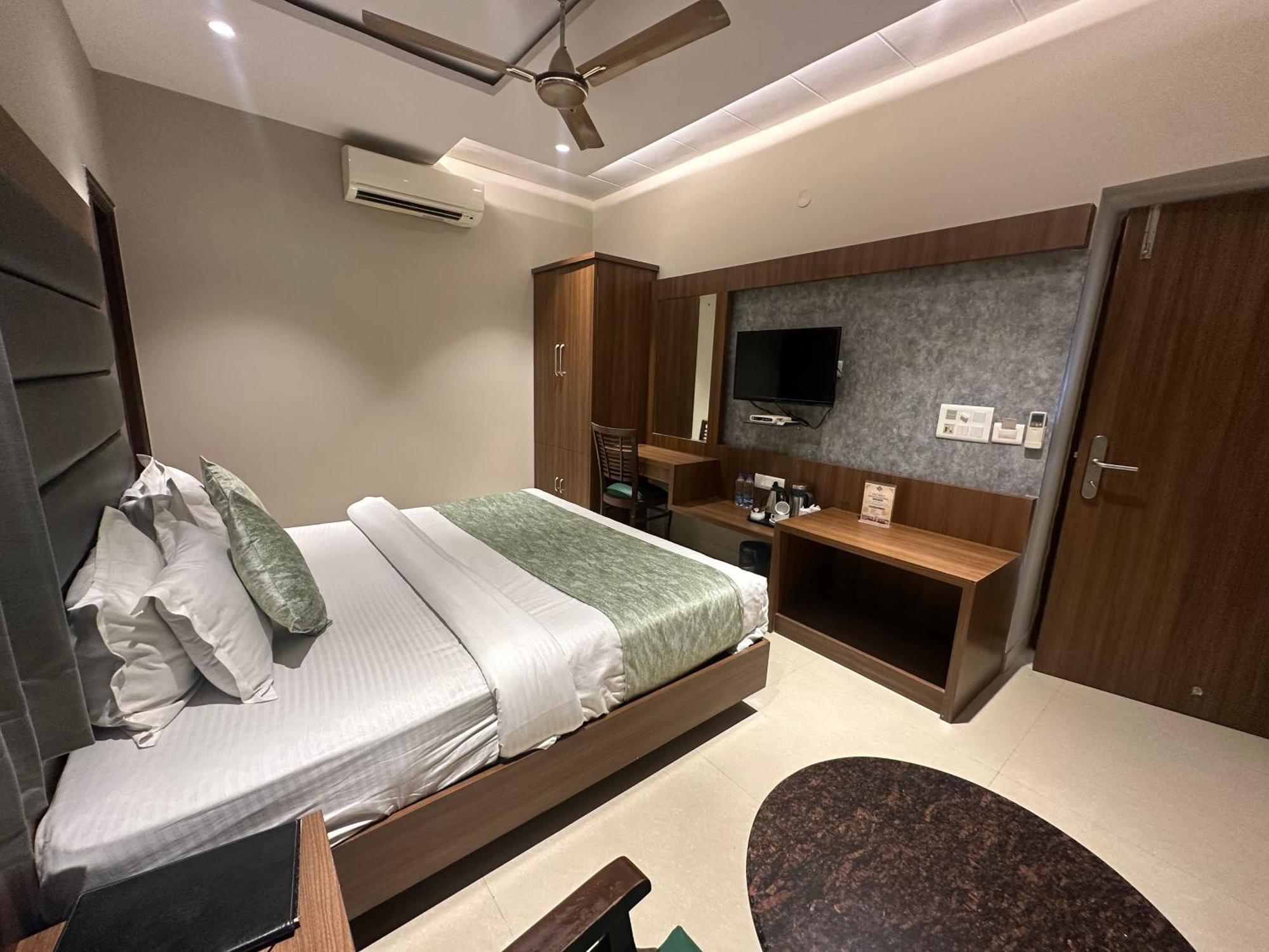 Hotel Amritsar International 2 Min Walk From Amritsar Bus Stand Exterior foto